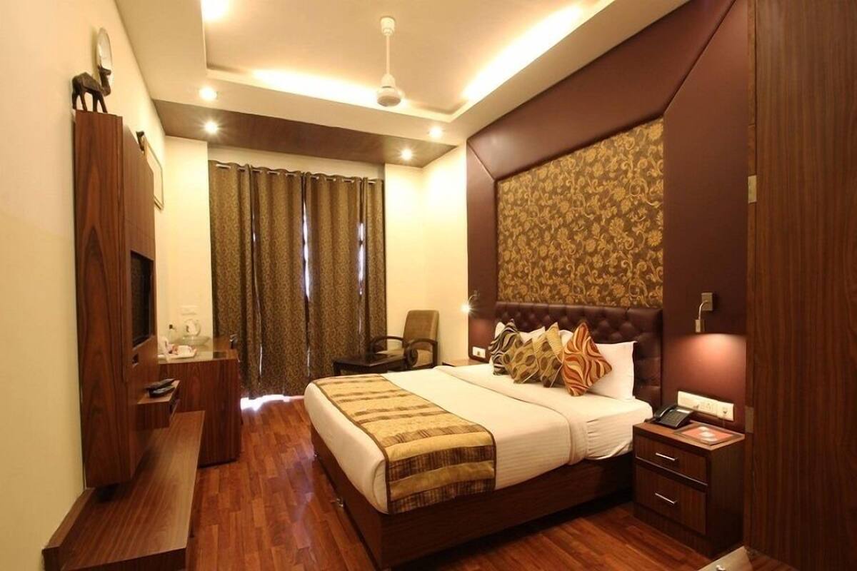 Kamar Double Deluks | Seprai antialergi, brankas, dan didekorasi berbeda-beda