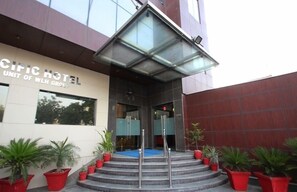 Pintu masuk properti