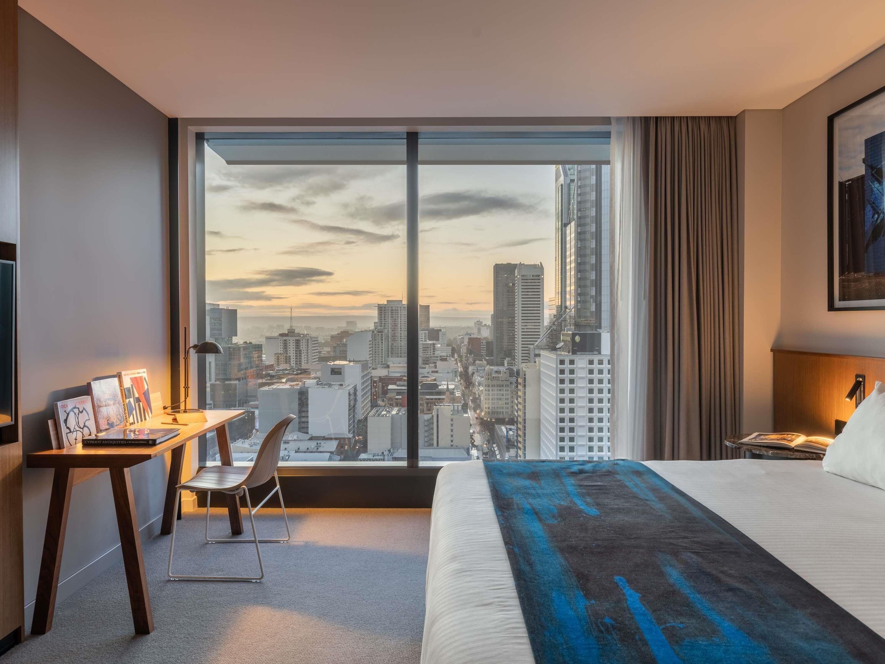 Ropa de cama de alta calidad y caja de seguridad en la habitación 