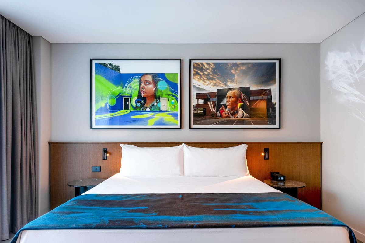 Adnate King | Premium bedding, in-room safe, desk, laptop workspace