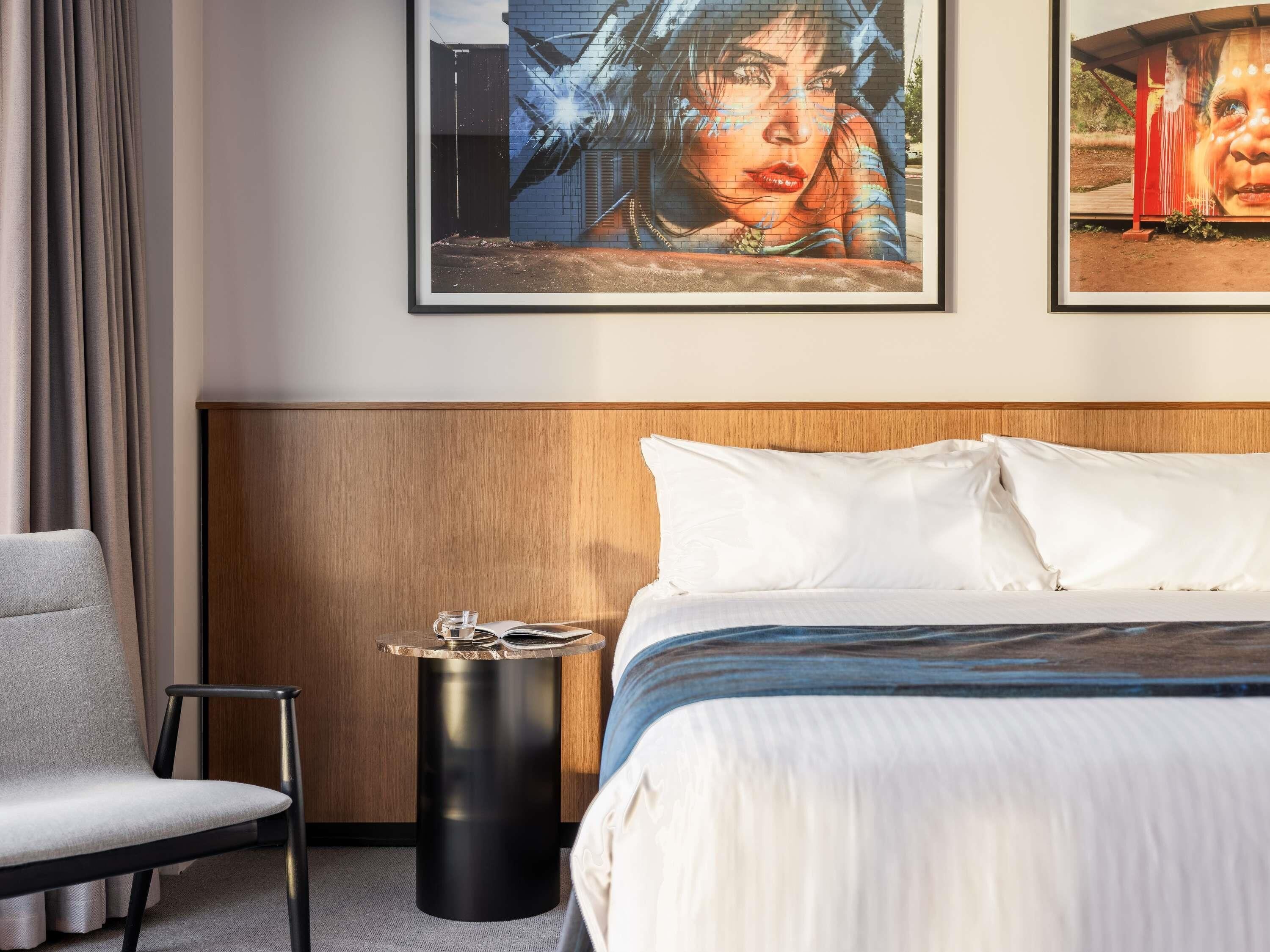 أغطية فراش متميزة وخزنة داخل الغرفة ومكتب ومساحة عمل للكمبيوتر المحمول