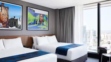 Twin kamer, 2 tweepersoonsbedden (Adnate) | Luxe beddengoed, een kluis op de kamer, een bureau, een laptopwerkplek