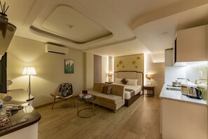 Basement Apartment | Minibar, in-room safe, desk, laptop workspace - Golden Tree Hotel & Apartment (Ho Chi Minh City)