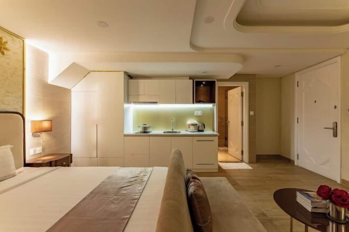 Minibar, in-room safe, desk, laptop workspace