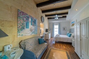 Camera Deluxe con letto matrimoniale o 2 letti singoli, balcone (Mdina) | Cassaforte in camera, con stile personalizzato, una scrivania