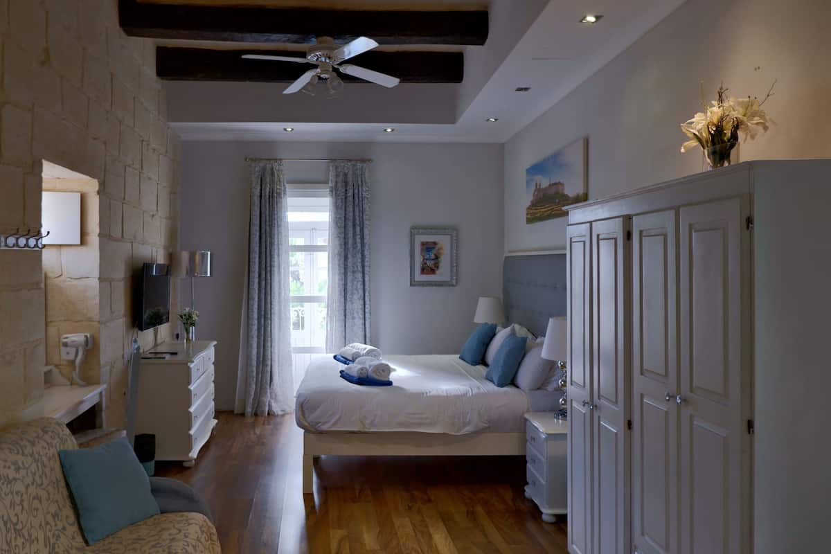 Chambre Deluxe Double ou avec lits jumeaux, balcon (Mdina) | Coffres-forts dans les chambres, décoration personnalisée, bureau