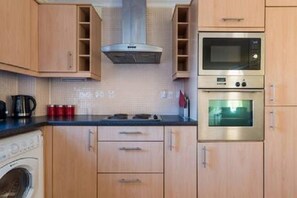 Stort kylskÄp, mikrovÄgsugn, ugn och spishÀll