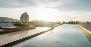 2 outdoor pools, a rooftop pool, pool umbrellas, sun loungers