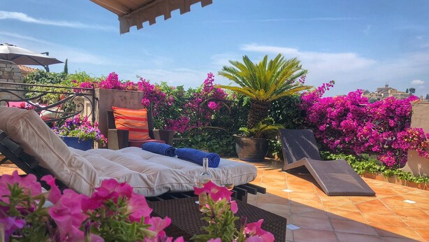 A rooftop terrace with a sun lounger, a small table, and potted plants. - Les Grimaldines - Maison d'Hotes C 2 Bis (Cagnes-sur-Mer)