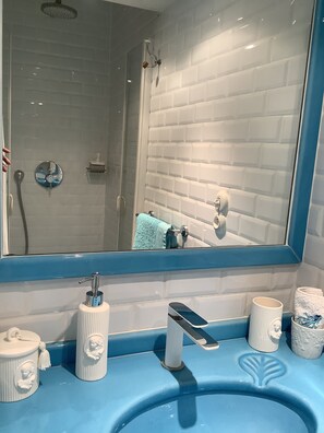 Habitación doble (Palmiers) | Baño | Secador de pelo, toallas, jabón y papel higiénico