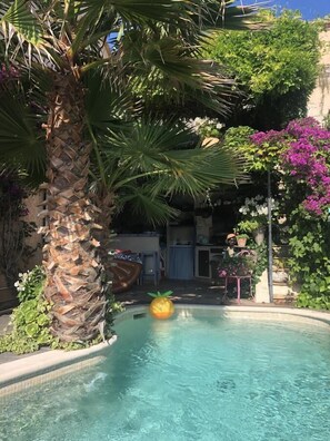Una piscina al aire libre de temporada (de 10:00 a 22:30), tumbonas