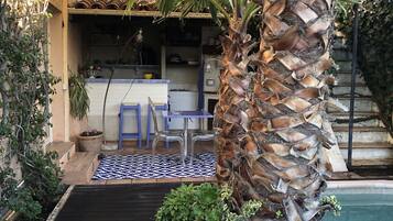 Dobbeltværelse - udsigt til pool | Privat køkken | Køleskab, espressomaskine, kaffe-/temaskine, elkedel