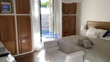 Dobbeltværelse - udsigt til pool | Minibar, mørklægningsgardiner, lydisolering, strygejern/strygebræt