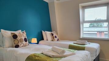 Classic-Apartment, 2 Schlafzimmer | Laptopgeeigneter Arbeitsplatz, Bügeleisen/Bügelbrett, kostenloses WLAN