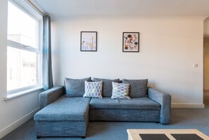 Apartament familiar, 2 dormitoris | Sala d'estar | Televisor intel·ligent i Netflix