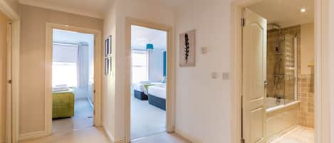 Departamento estándar, 2 habitaciones | Espacio para trabajar con laptop y tabla de planchar con plancha