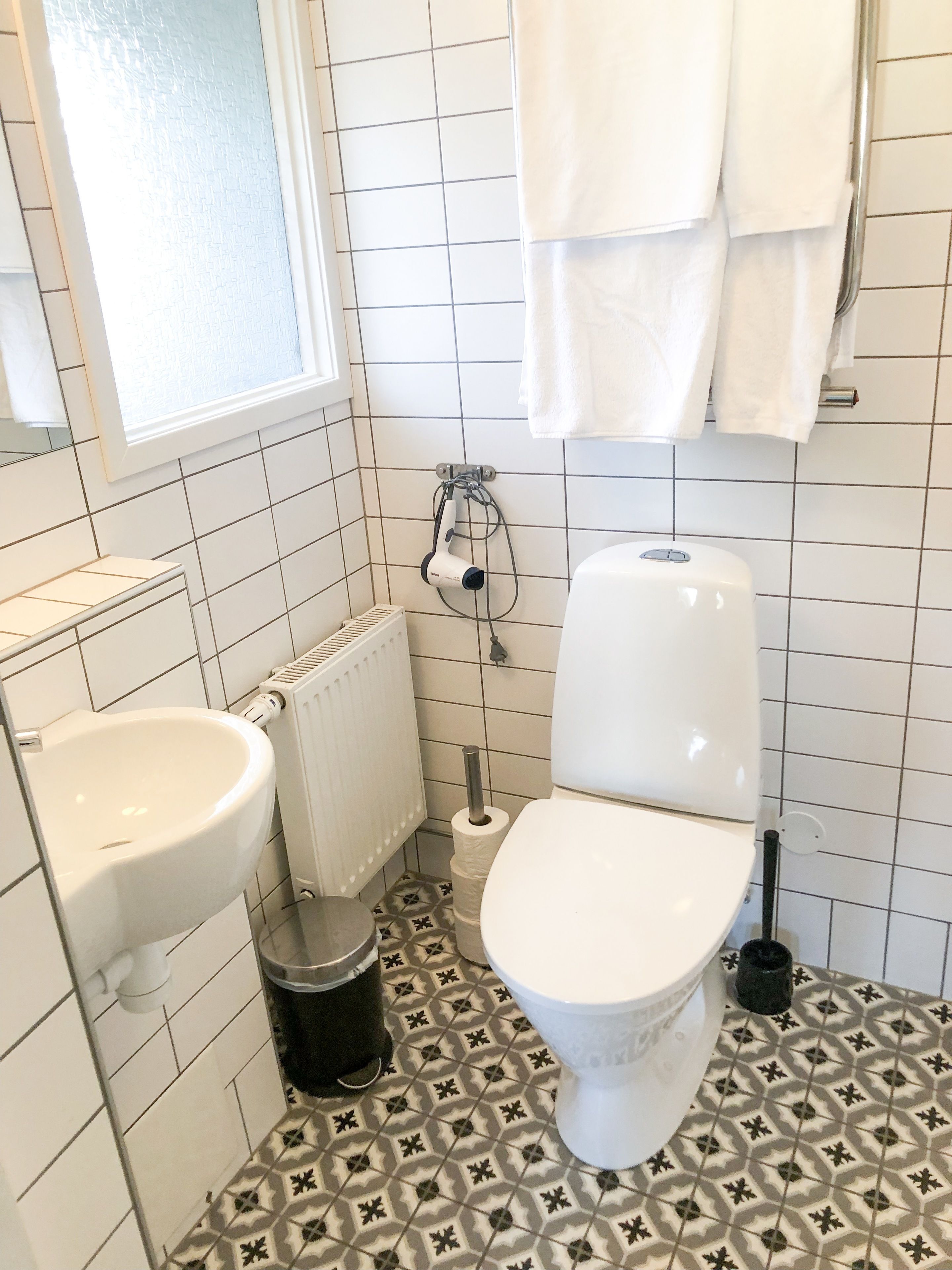 Ett badrum med toalett, bidé och handfat.