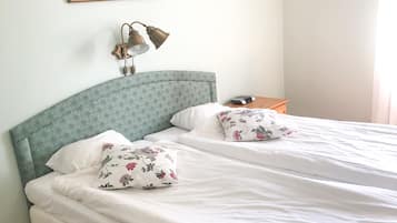 Escritorio, cortinas blackout y tabla de planchar con plancha
