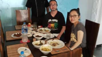 每日供應當地菜式早餐 (每人 USD3)