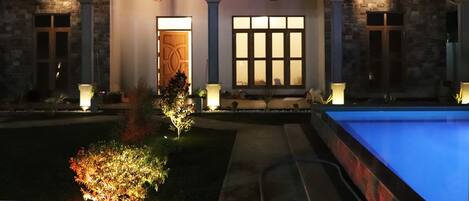 Fachada de la propiedad por la tarde o noche