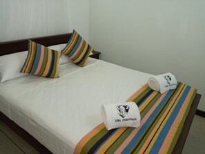 Skrivebord, lydisolert, wi-fi (inkludert) og sengetøy