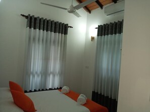 Skrivebord, lydisolert, wi-fi (inkludert) og sengetøy