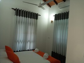 Desk, soundproofing, free WiFi, bed sheets