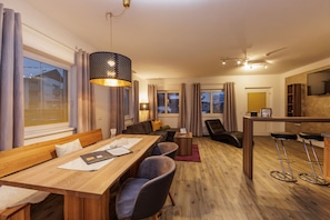 Familienapartment | Essbereich im Zimmer