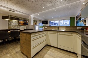 Deluxe-Apartment | Eigene Küche | Großer Kühlschrank, Mikrowelle, Ofen, Herdplatte