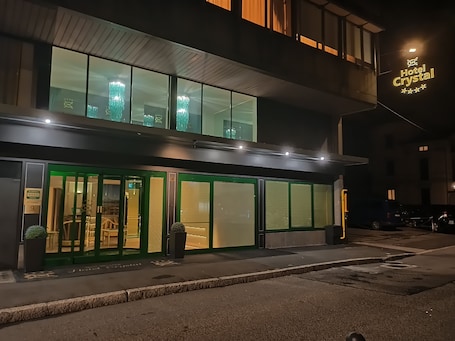 Fachada de la propiedad por la tarde o noche