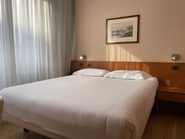 Escritorio, wifi gratis y ropa de cama 