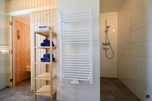 Sonnengarten 4 - Sonnenveranda | Bathroom | Separate tub and shower, jetted tub - Sonnengarten 4 - Sonnenveranda (Kellenhusen)