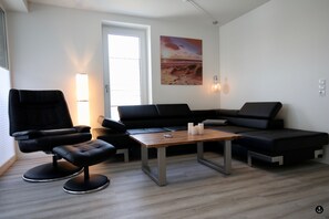 Sonnengarten 4 - Sonnenveranda | Living area | 50-inch flat-screen TV with satellite channels, TV, heated floors - Sonnengarten 4 - Sonnenveranda (Kellenhusen)