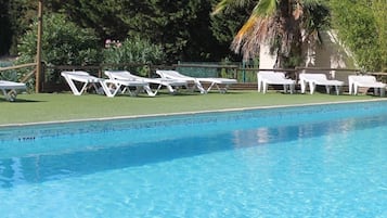 Kolam renang outdoor musiman, dengan payung kolam renang