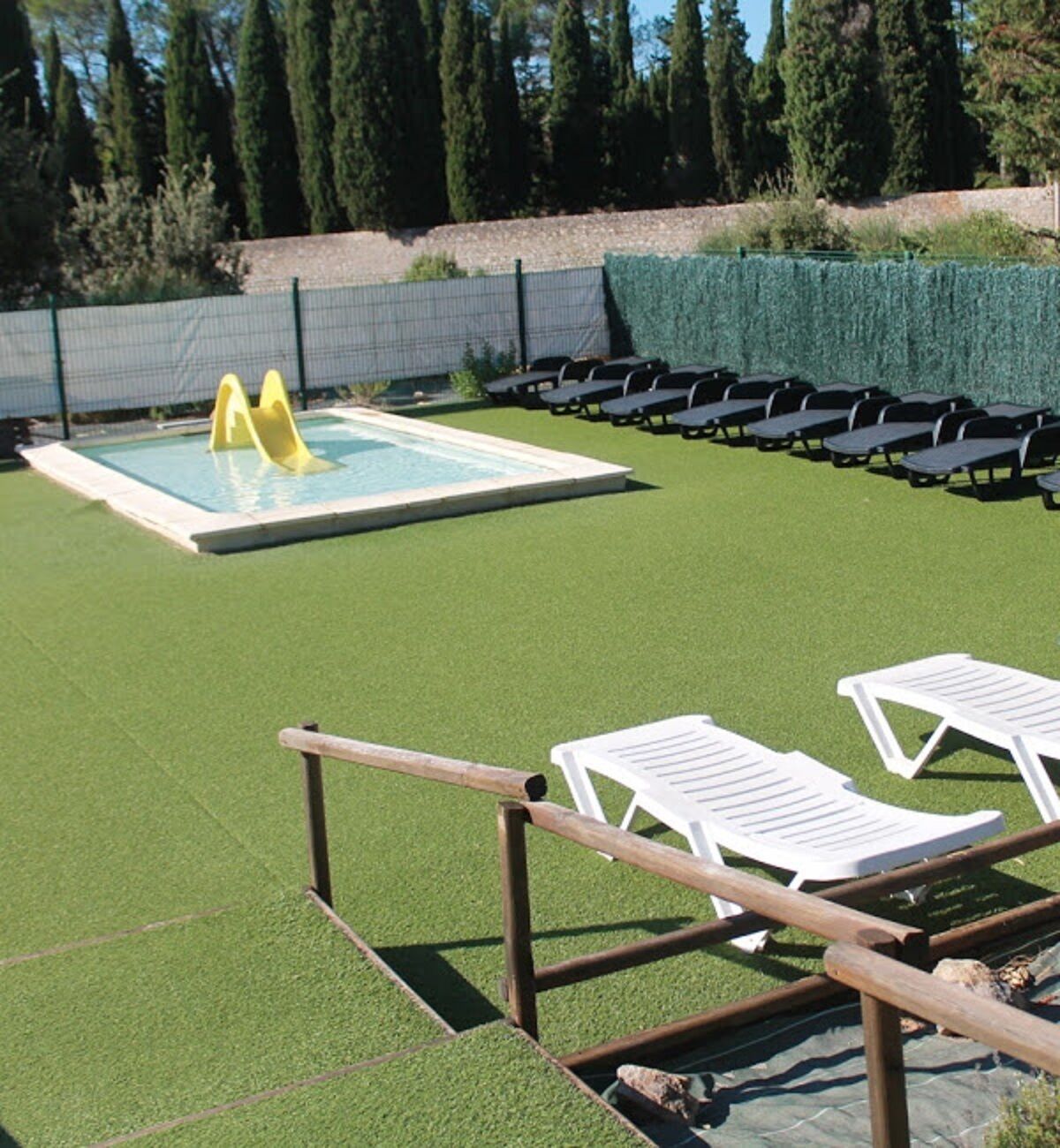 Piscine extérieure (ouverte en saison), parasols de plage
