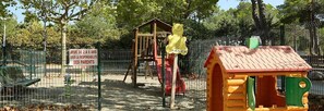 Children's play area - outdoor - Le Pinada (Fabrezan)