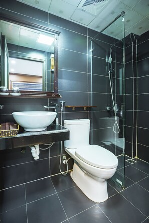 Doppia Standard | Bagno | Combinazione doccia/vasca, soffione a pioggia, set di cortesia gratuito