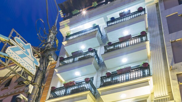 A multi-story building with balconies, a sign reading "SAPA FULL HOUSE HOTEL", and outdoor plants. - Sapa Full House Hotel (Sa Pa)