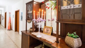 A hallway with a wooden console table, a mirror, and a potted plant. - Residence Valleverde (Vieste)