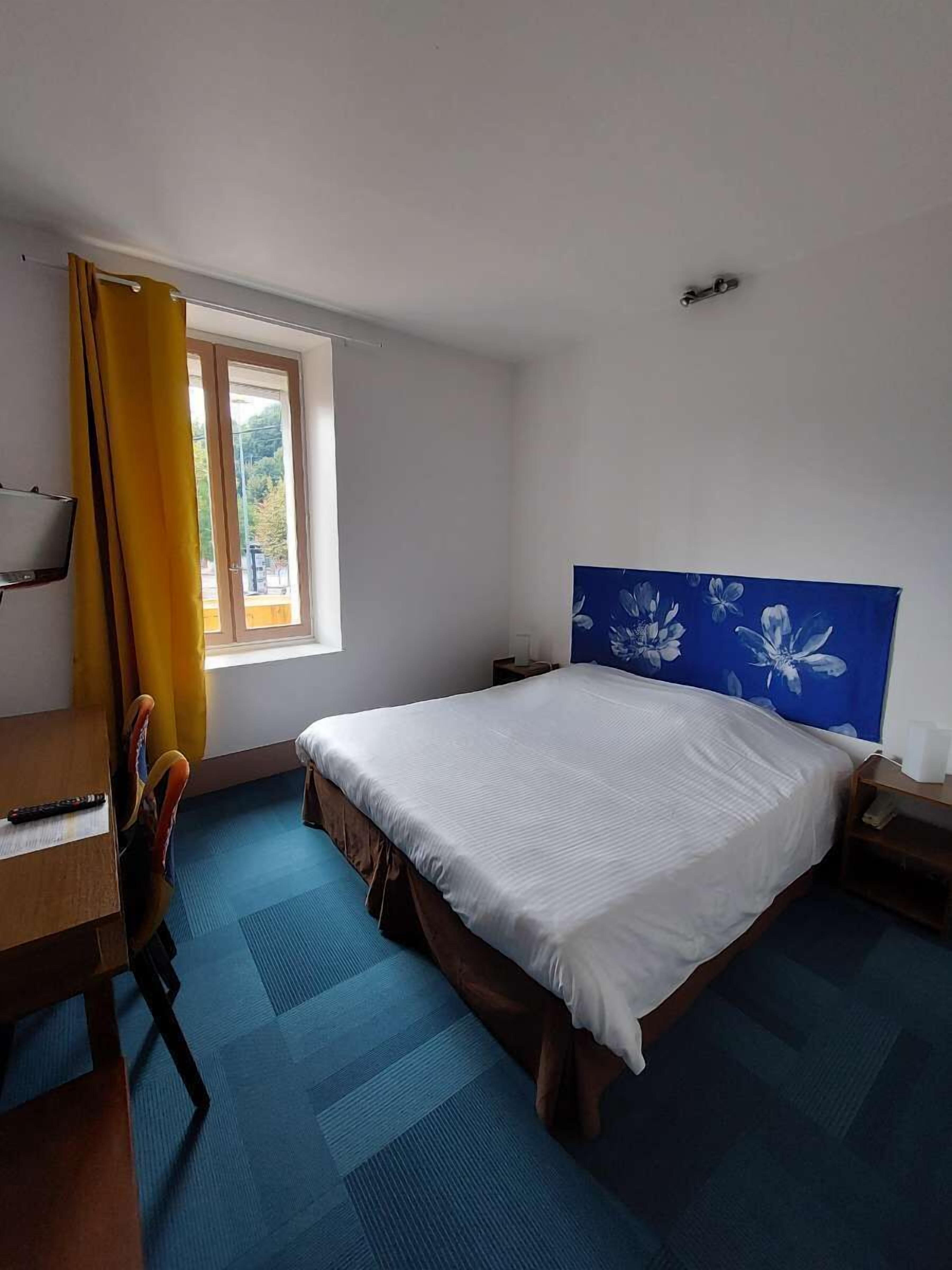 standard room, non smoking, bathtub | premium bedding, blackout curtains, iron/ironing board