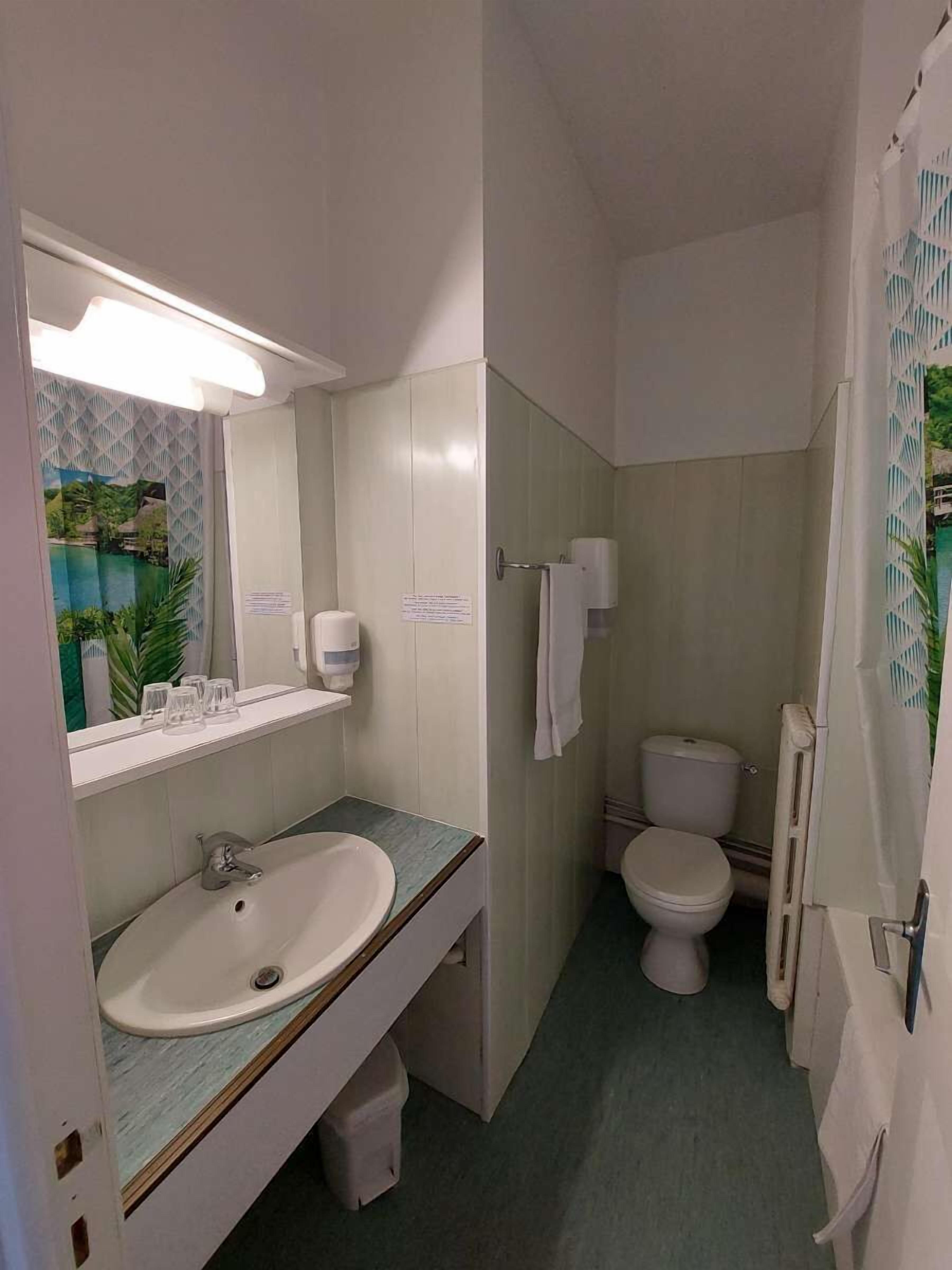 standard room, non smoking, bathtub | bathroom | bathtub, free toiletries, hair dryer, towels