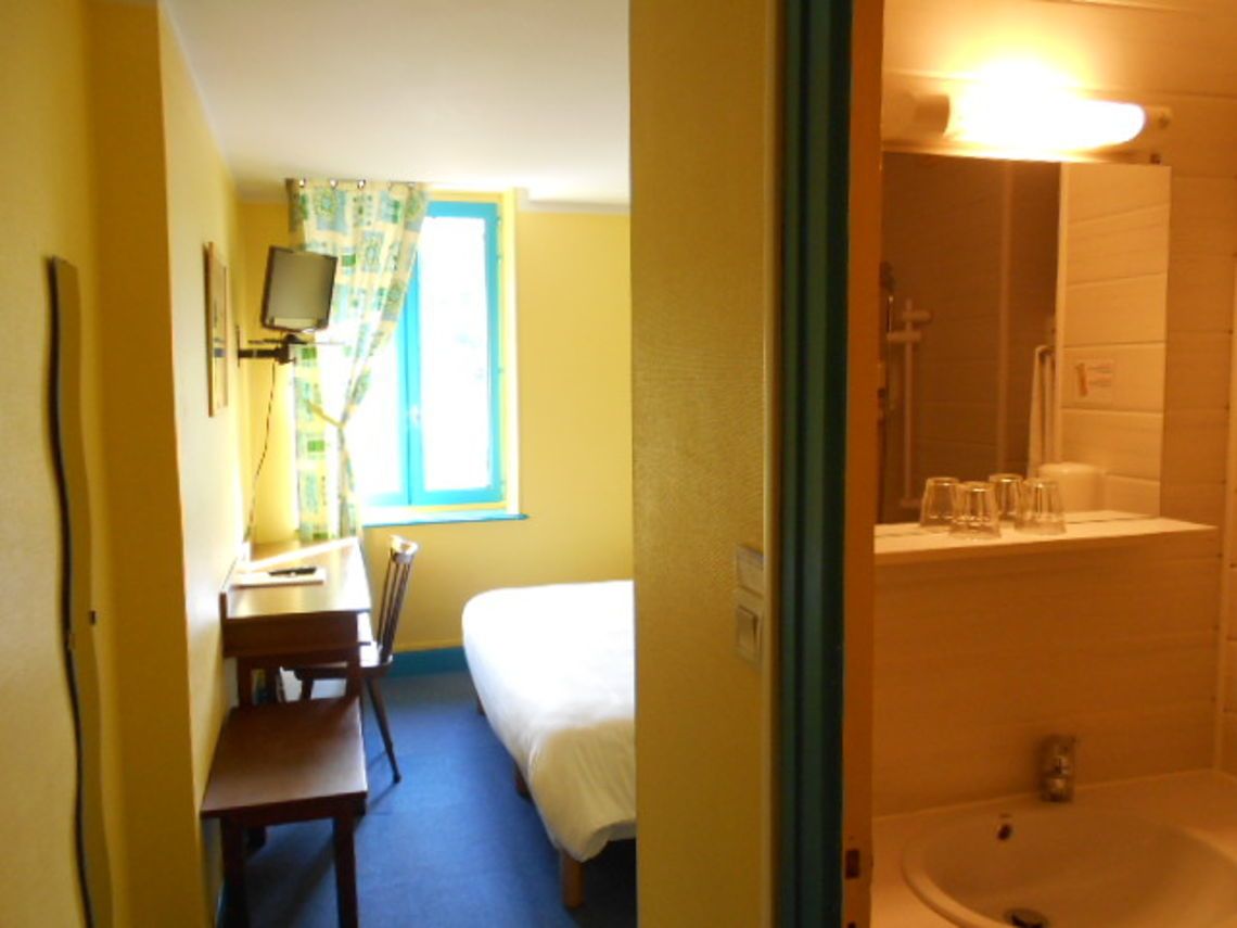 standard room, non smoking, bathtub | premium bedding, blackout curtains, iron/ironing board