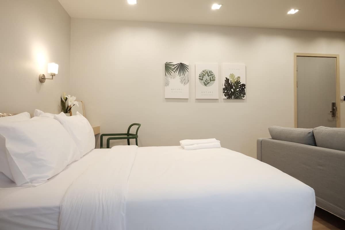 Superior Studio | In-room safe, blackout drapes, iron/ironing board, free WiFi