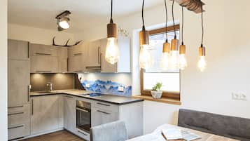 Condo romántico, 1 habitación, cocineta, junto a la montaña | Cocina privada | Refrigerador, microondas, horno y parrilla de estufa