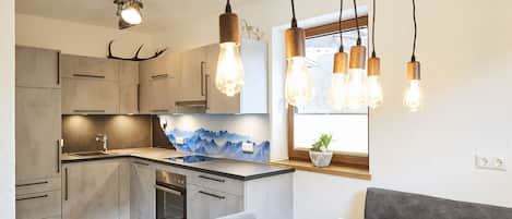 Condo romantique, 1 chambre, cuisinette, cÎté montagne | Cuisine privée | Réfrigérateur, four à micro-ondes, un four, surface de cuisson