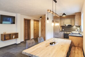 Premium-Apartment | Hochwertige Bettwaren, individuell dekoriert, Schreibtisch