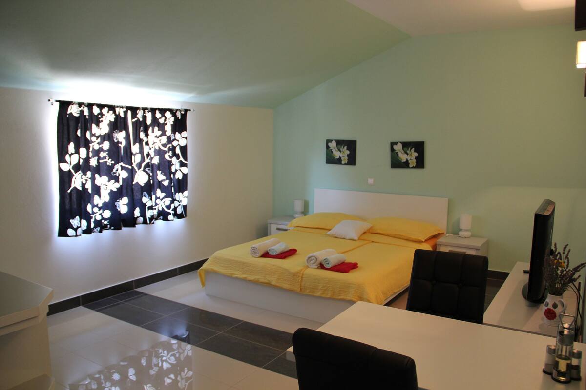 Studio – grand | Blendingsgardiner, barnesenger (inkludert) og wi-fi (inkludert)