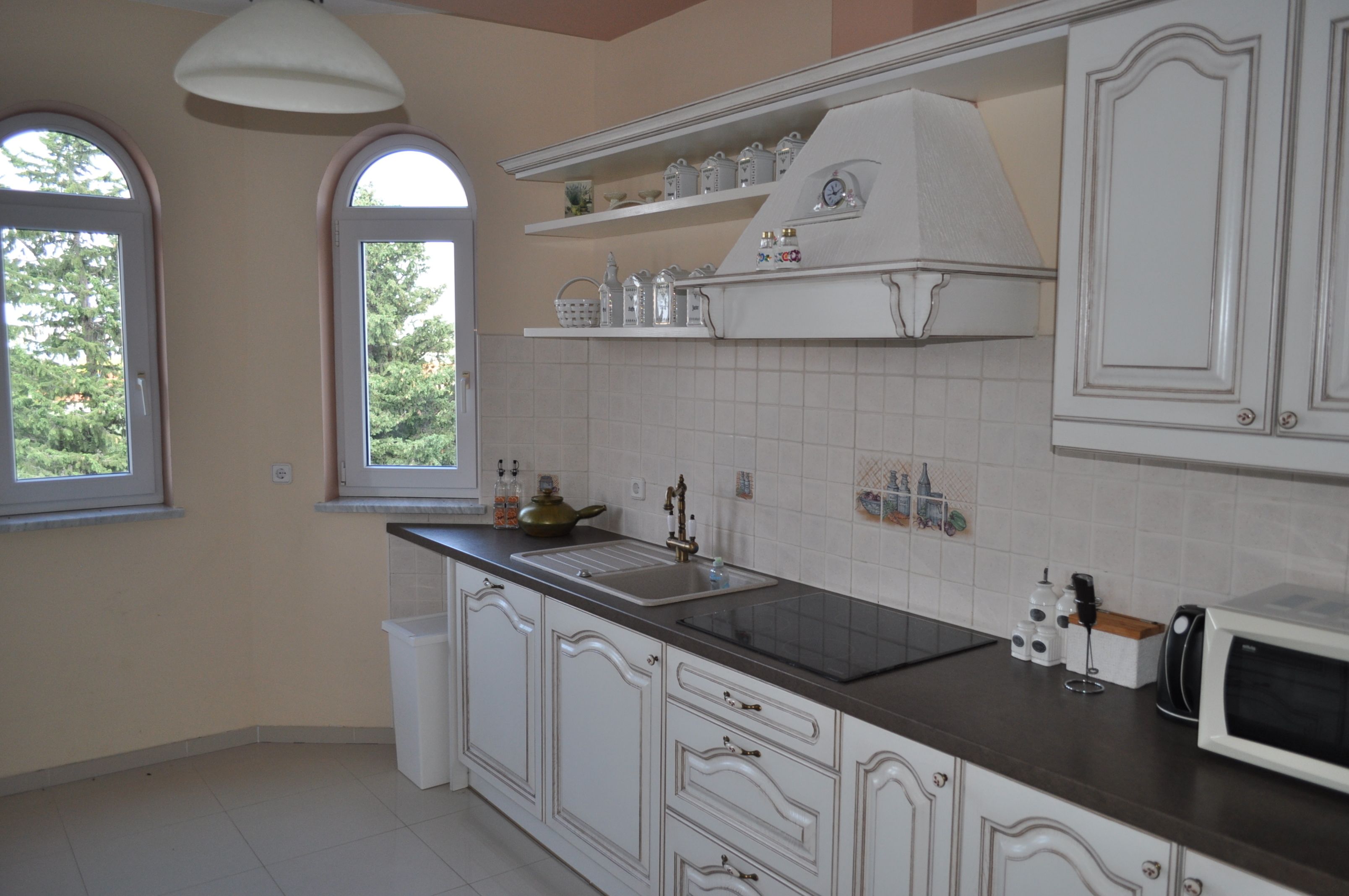 Deluxe Apartment | Private kitchen | Fridge, cookware/dishes/utensils