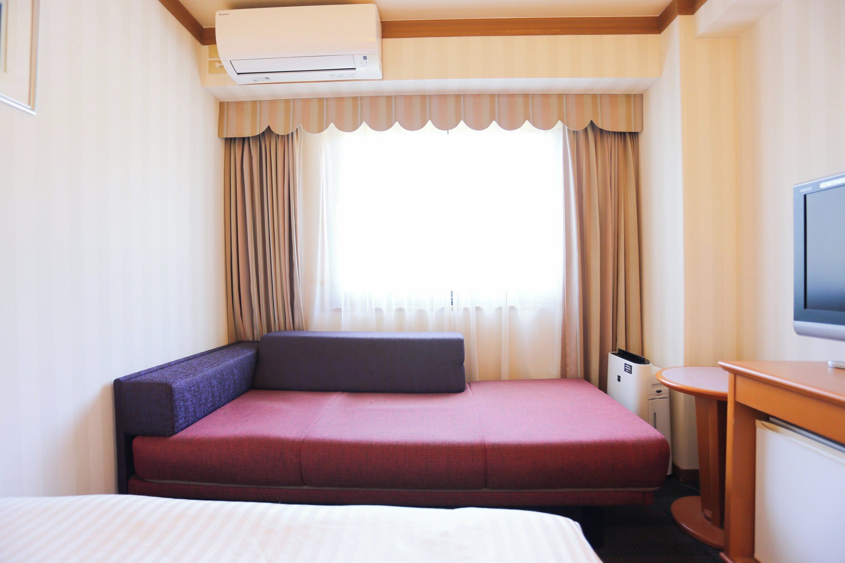 desk, free wifi, bed sheets