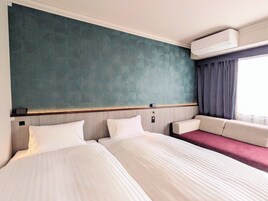 Escritorio, wifi gratis y ropa de cama 